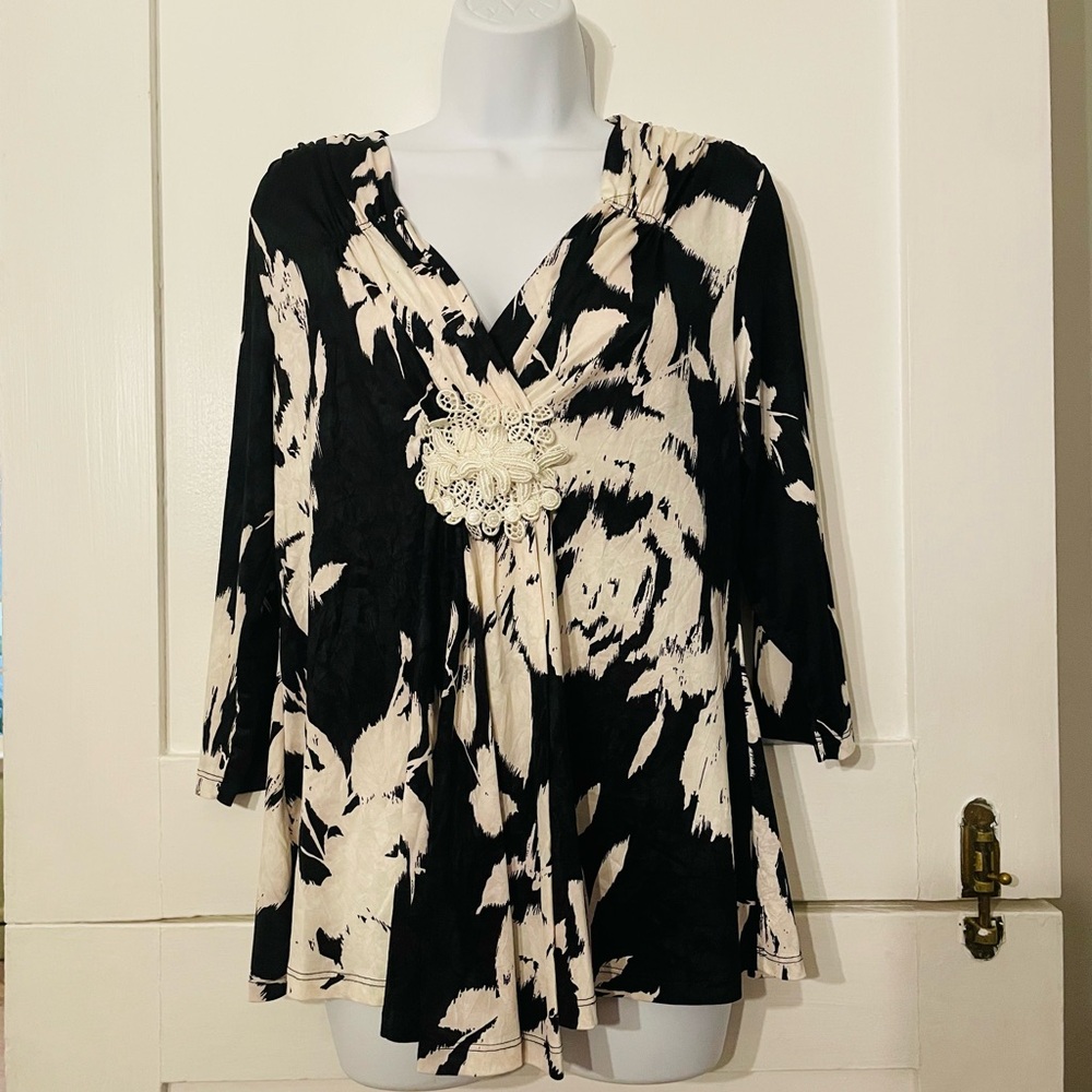 Women's Black and Cream Top